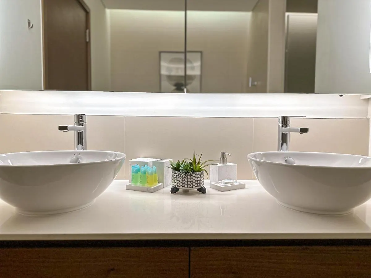 Higuests - Charming Retreat In Citywalk With Balcony And Pool Dubai