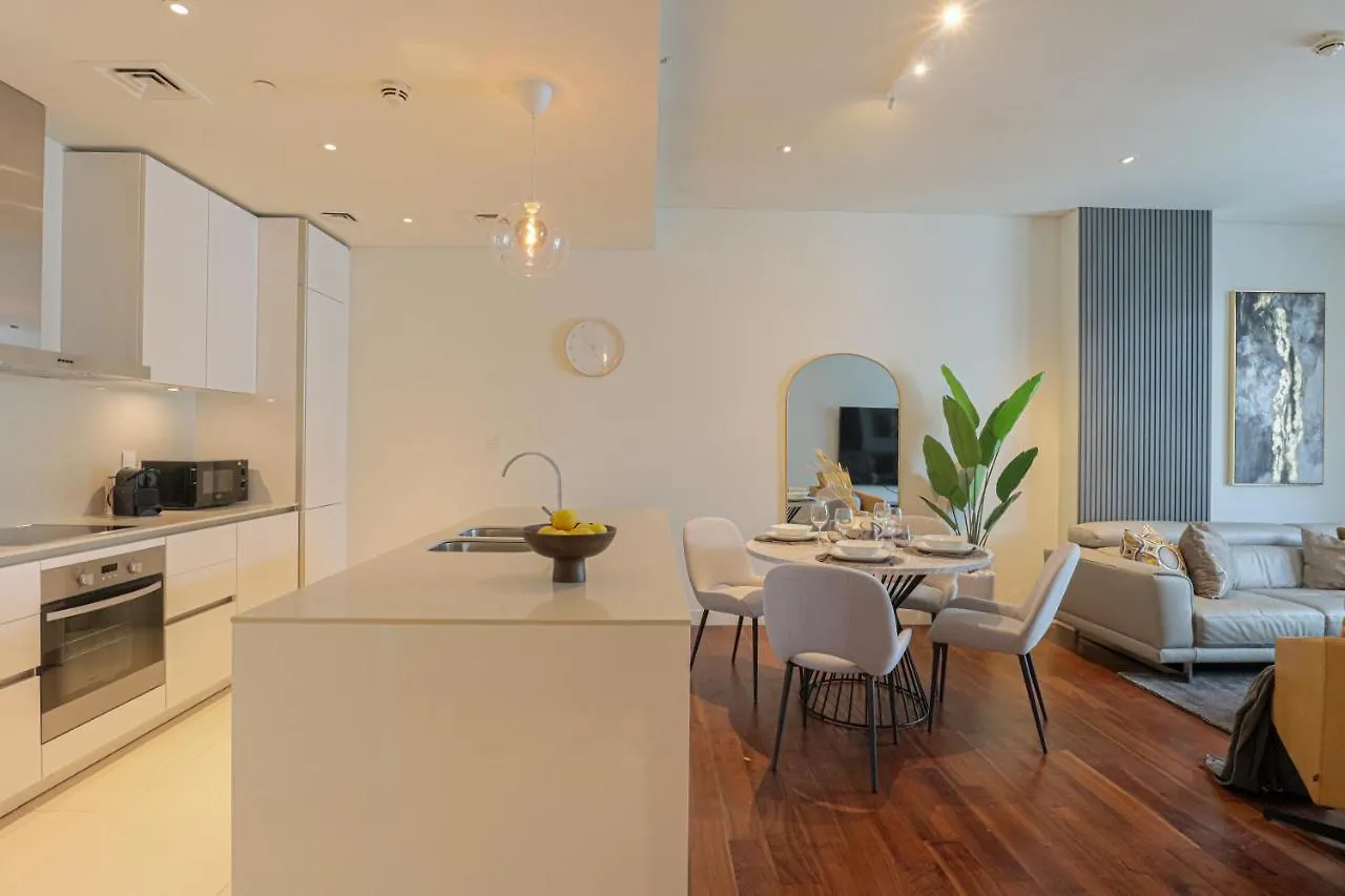 Higuests - Charming Retreat In Citywalk With Balcony And Pool Dubai Apartment